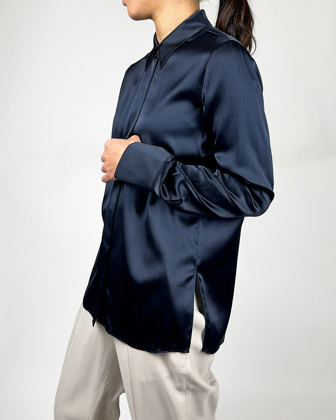 DOROTHEE SCHUMACHER【オケージョン/シルクストレッチ/フォーマル/ネイビー/美シルエット】サテンブラウス　GH2606-B7