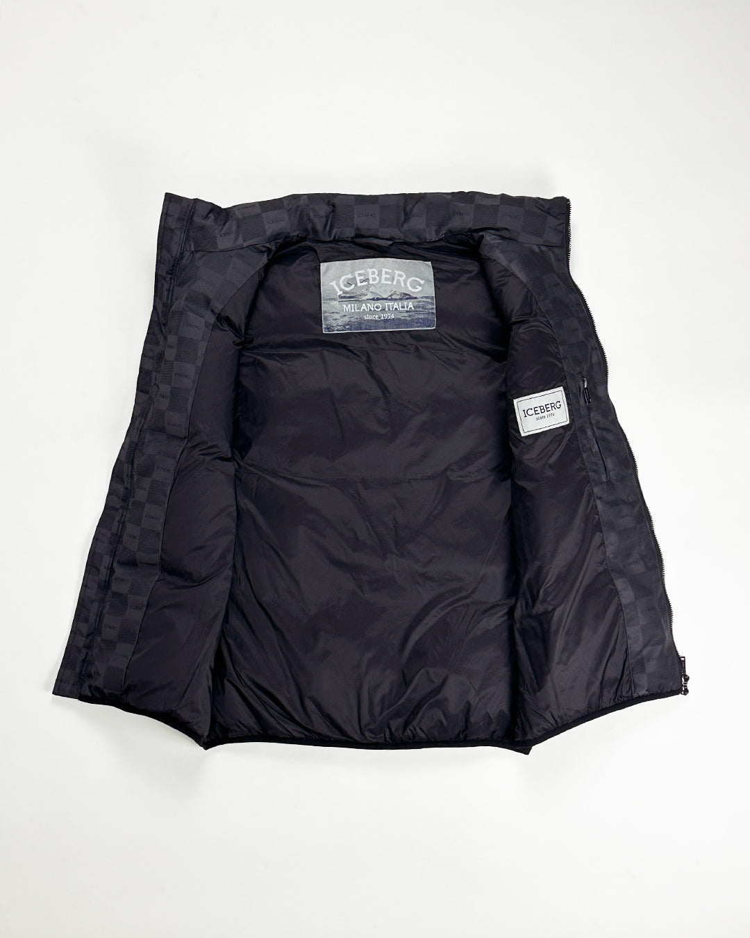 ICEBERG UOMO アイスバーグウォモ【メンズ/雑誌掲載品/ロゴ刺繍】エコダウンベスト BJ0212-32