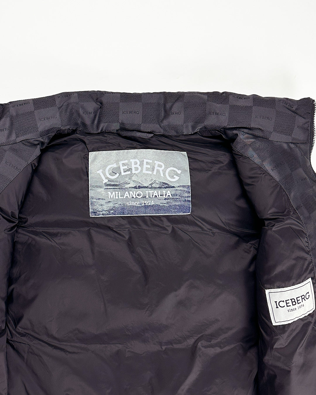 ICEBERG UOMO アイスバーグウォモ【メンズ/雑誌掲載品/ロゴ刺繍】エコダウンベスト BJ0212-32