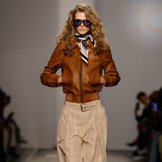 ICEBERG【レザー/ラム/革ジャン/ショート丈/ロゴ/ラグジュアリー】ロゴ入り革ジャン　II5200-01