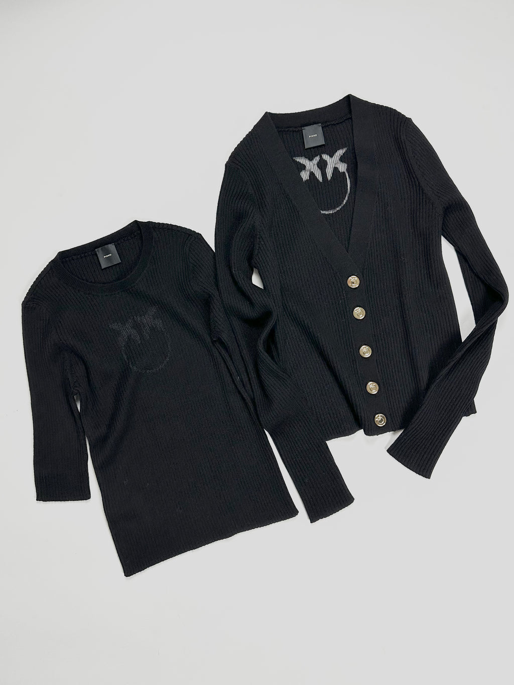 PINKO【SALE】PICK UP!残り1点【70％OFF/ショートカーデ/リブカーデ/ブラック/アンサンブル/ロゴ】ブラックリブカーディガン　PD1767-B9