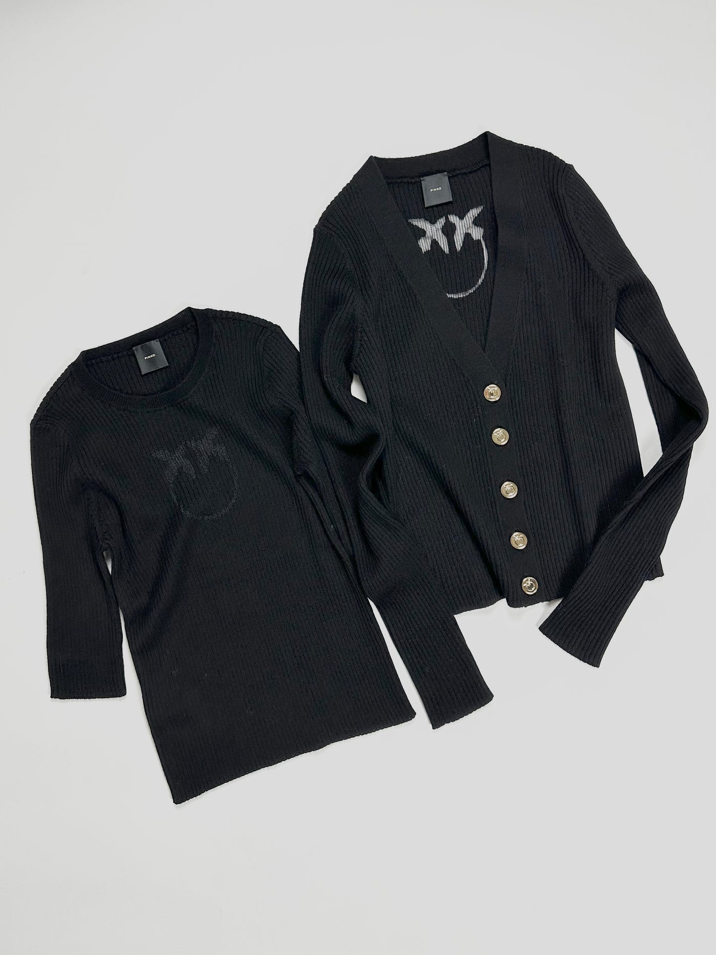 PINKO【SALE】PICK UP!残り1点【70％OFF/ショートカーデ/リブカーデ/ブラック/アンサンブル/ロゴ】ブラックリブカーディガン　PD1767-B9