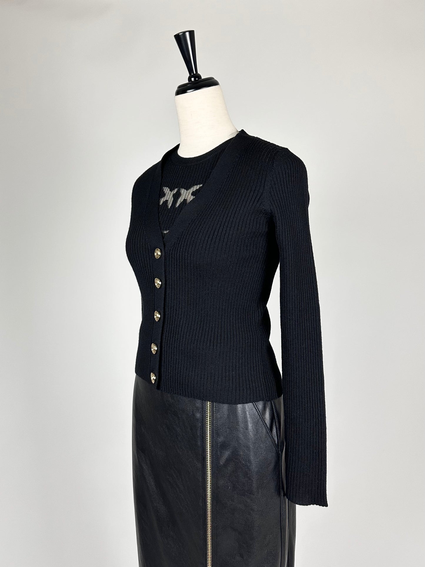 PINKO【SALE】PICK UP!残り1点【70％OFF/ショートカーデ/リブカーデ/ブラック/アンサンブル/ロゴ】ブラックリブカーディガン　PD1767-B9