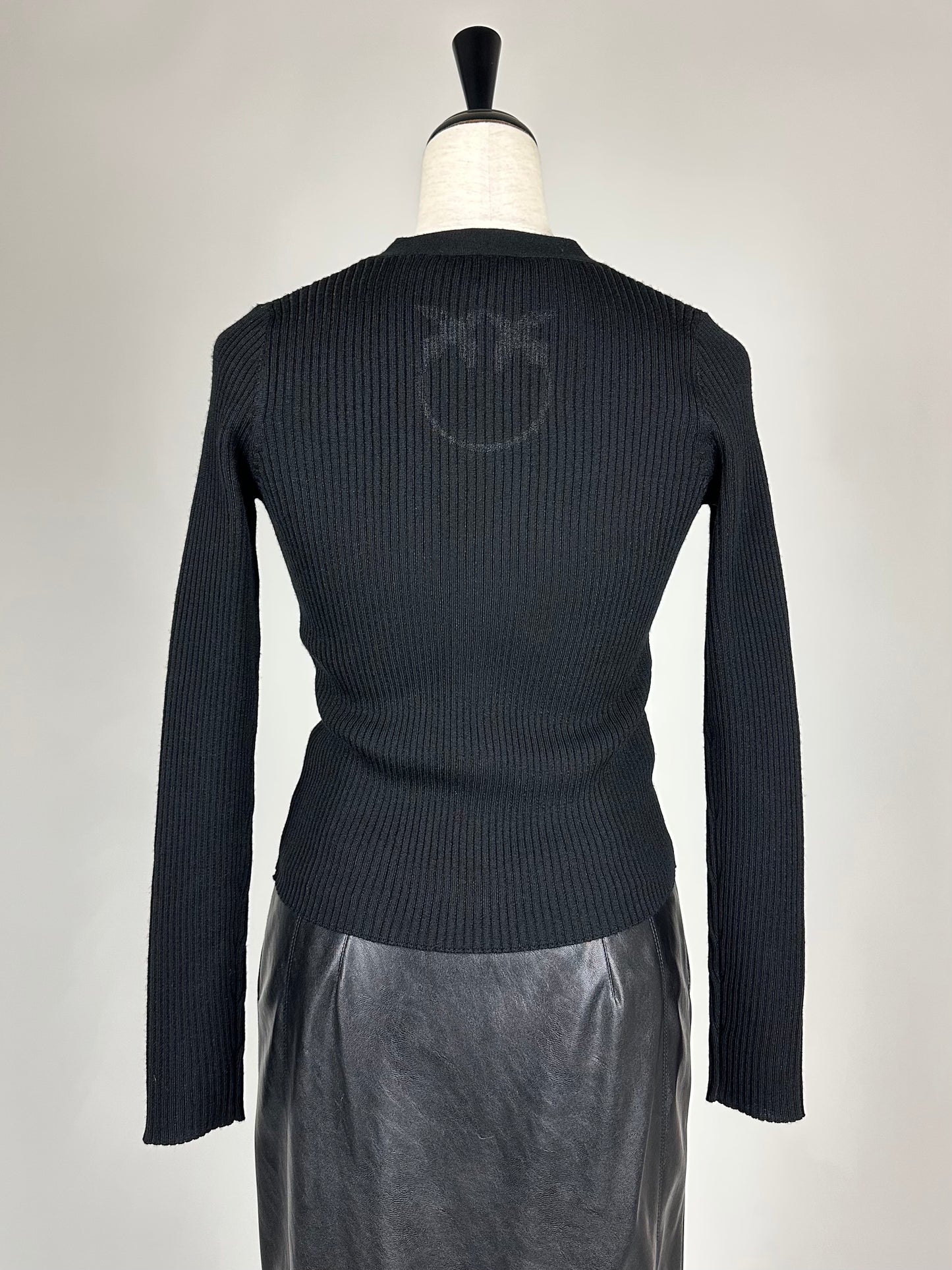 PINKO【SALE】PICK UP!残り1点【70％OFF/ショートカーデ/リブカーデ/ブラック/アンサンブル/ロゴ】ブラックリブカーディガン　PD1767-B9