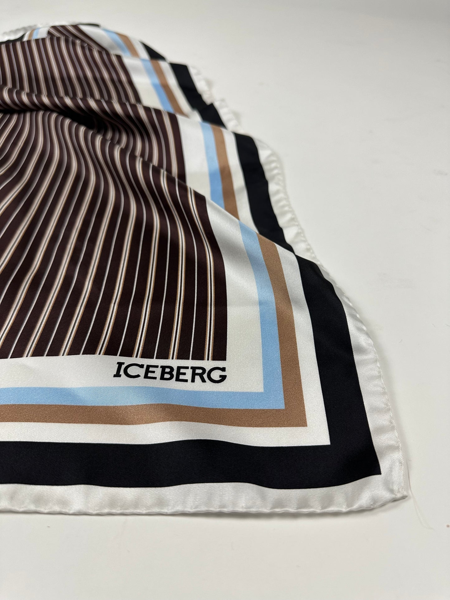 ICEBERG【ランウェイ/スカーフ/90cmスクエア/シルク100％/ロゴ】ICEBERGロゴスカーフ　II5000-03