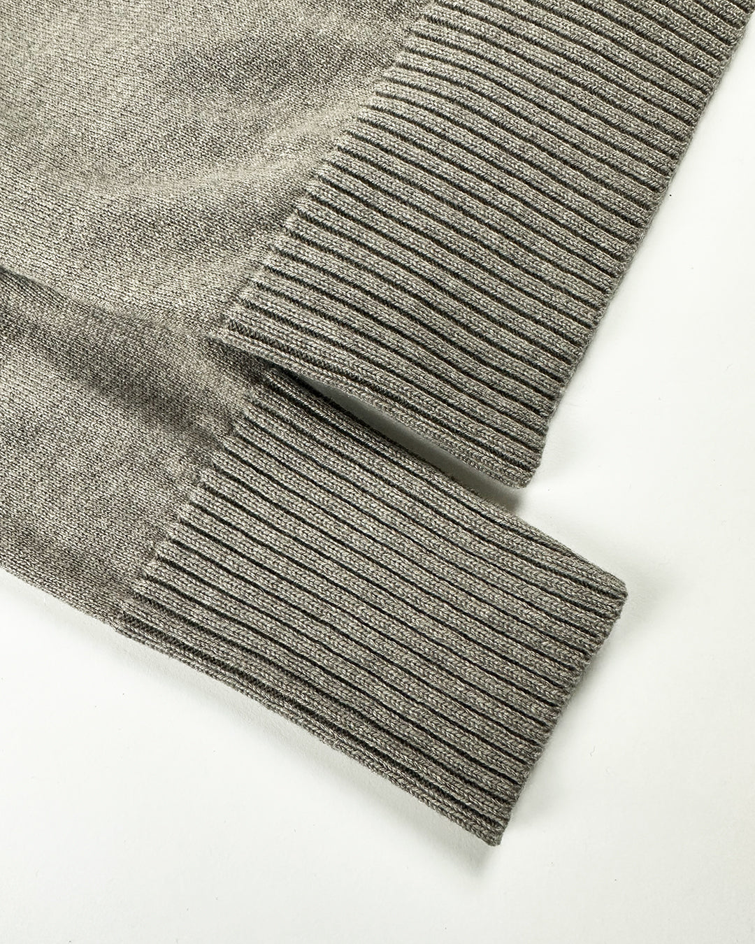 ALPHA STUDIO【カシミヤ100％/グレージュ/シンプルシルエット】ALPHA