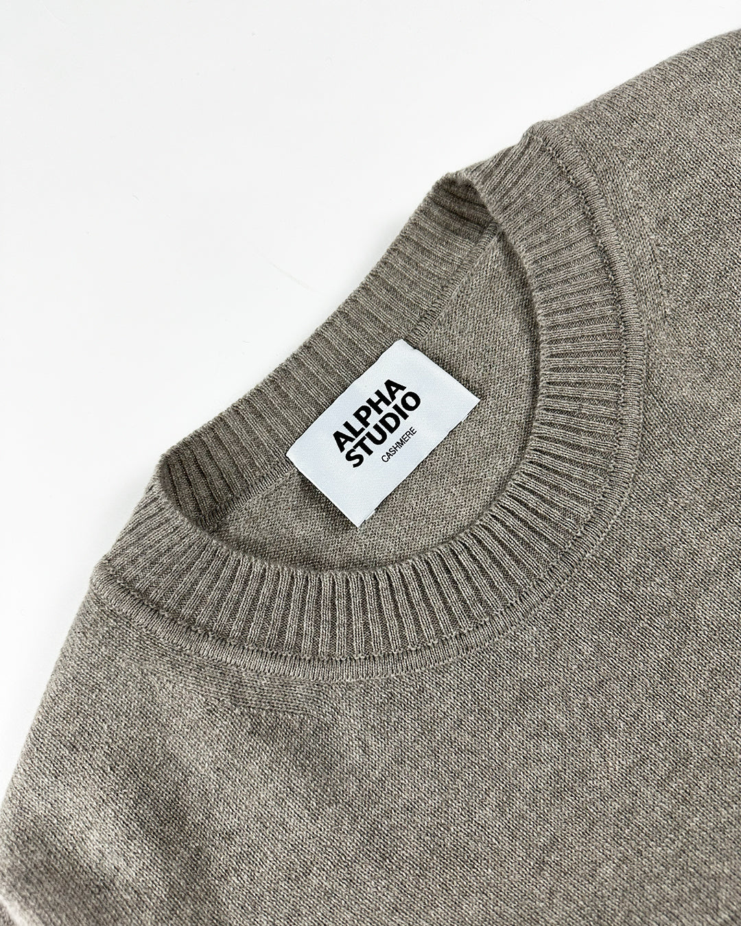 ALPHA STUDIO【カシミヤ100％/グレージュ/シンプルシルエット】ALPHA