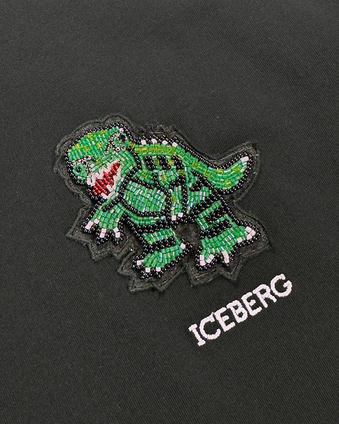 ICEBERG【白カットソー/刺繍ロゴ/恐竜/ダイナソー/コットン】刺繍ダイナソーカットソー　II0811-23