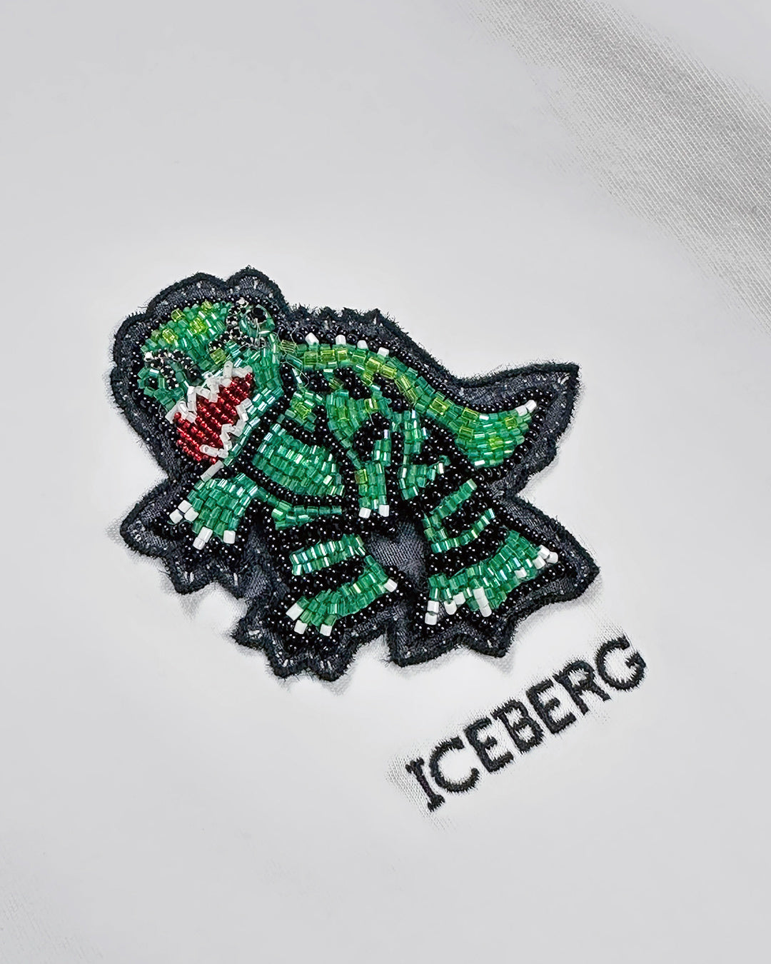 ICEBERG【白カットソー/刺繍ロゴ/恐竜/ダイナソー/コットン】刺繍ダイナソーカットソー　II0811-23