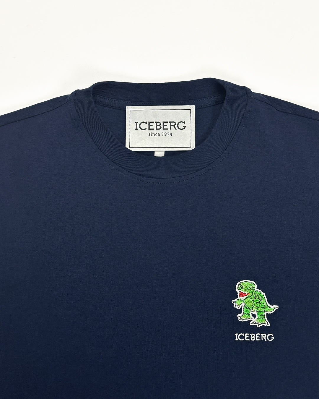 ICEBERG UOMO【メンズ/雑誌掲載/コットンストレッチ/ロゴ/刺繍/キャラクター】ダイナソーロゴTシャツ　BI0814-23